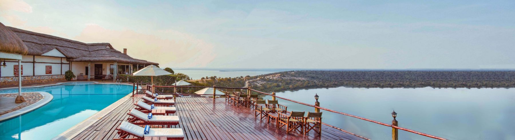 Safari-Lodge mit Pool und Panoramablick auf den Kazinga-Kanal im Queen-Elizabeth-Nationalpark in Uganda.