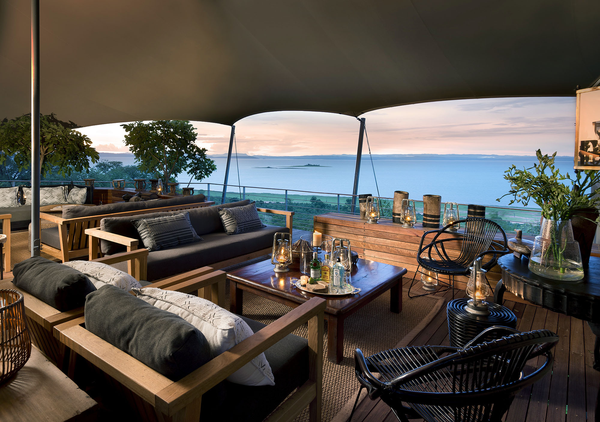 Stilvolle Lounge einer Luxus-Lodge mit Panoramablick über den Malawisee bei Sonnenuntergang